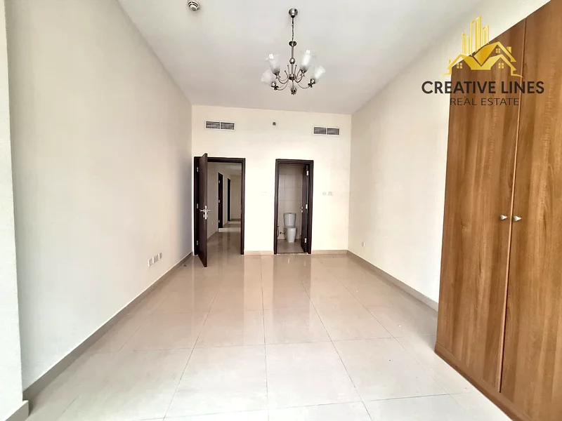 شقة مكونة من 3 غرف نوم بجوار حديقة البركة | مبنى الفرج | إيجار 80 ألف درهم63757164489474113