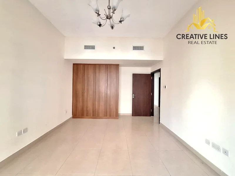 شقة مكونة من 3 غرف نوم بجوار حديقة البركة | مبنى الفرج | إيجار 80 ألف درهم63757164489474111