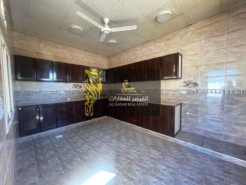 منزل عائلي واسع مع مجلس وأجنحة خارجية وفناء خاص63855785017346114