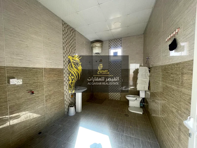 منزل عائلي واسع مع مجلس وأجنحة خارجية وفناء خاص63855785017346113