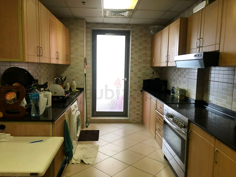 غرفة نوم رئيسية مذهلة بشرفة في شقة نظيفة في تيكوم63796893950209114