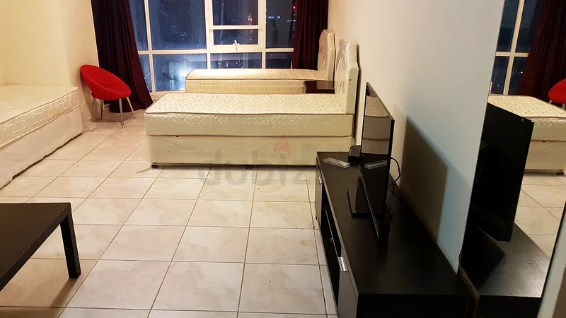 غرفة الماستر الكبيرة بجوار محطة مترو الخليج التجاري.63795945936259113