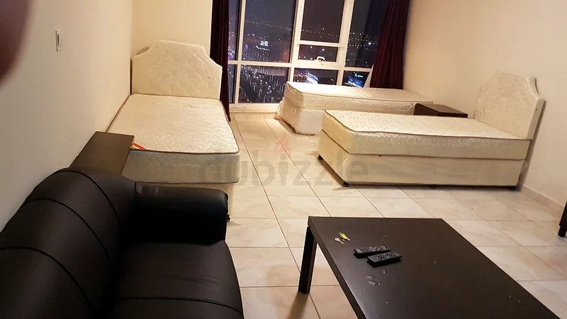 غرفة الماستر الكبيرة بجوار محطة مترو الخليج التجاري.63795945936259110