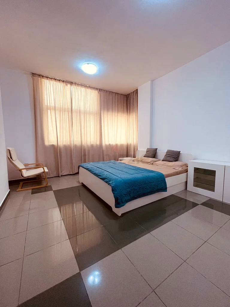 غرفة مفروشة بالكامل متاحة للأزواج أو السيدات أو العزاب التنفيذيين.63796259985409111
