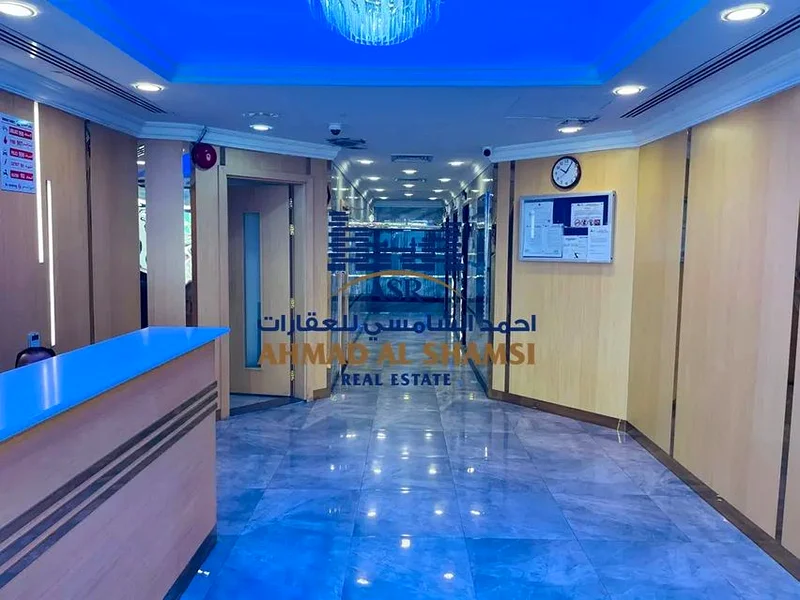 شقة واسعة مكونة من غرفتي نوم للإيجار | موقع متميز في الشارقة63707514409473110
