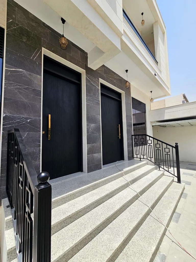 Villa for sale in Ajman, Al Bahia area, including central air conditioning, consisting of 5 master bedrooms, a living room, a hall, and indoor and out63883087795457112
