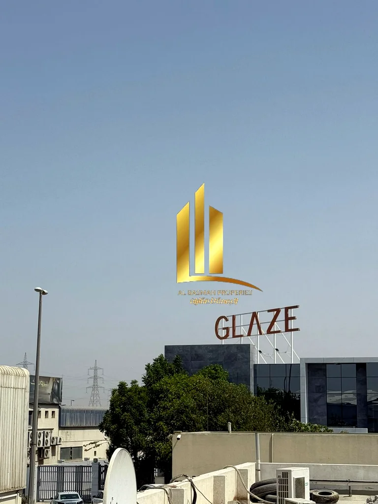 مجمع يحتوي على مستودع وسكن للعمال في موقع استراتيجي في المدينة الصناعية الإماراتية على شارع رئيسي، جاهز للانتقال أو الاستثمار.63818610310146113