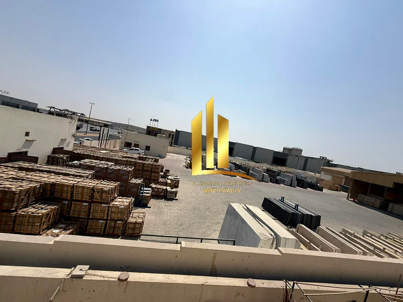 مجمع يحتوي على مستودع وسكن للعمال في موقع استراتيجي في المدينة الصناعية الإماراتية على شارع رئيسي، جاهز للانتقال أو الاستثمار.63818610310146112