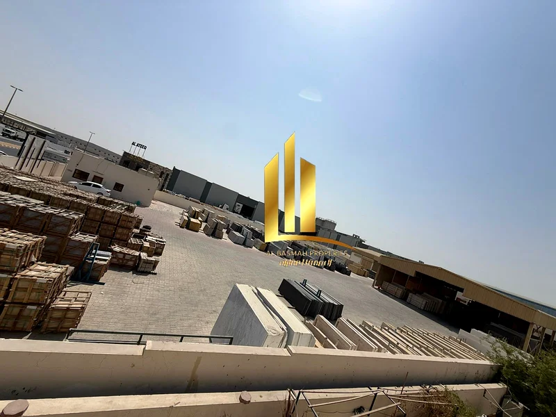 مجمع يحتوي على مستودع وسكن للعمال في موقع استراتيجي في المدينة الصناعية الإماراتية على شارع رئيسي، جاهز للانتقال أو الاستثمار.63818610310146110