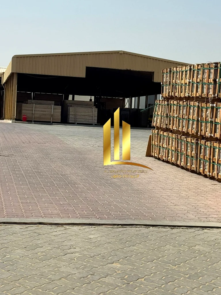 مجمع يحتوي على مستودع وسكن للعمال في موقع استراتيجي في المدينة الصناعية الإماراتية على شارع رئيسي، جاهز للانتقال أو الاستثمار.63818610310146111