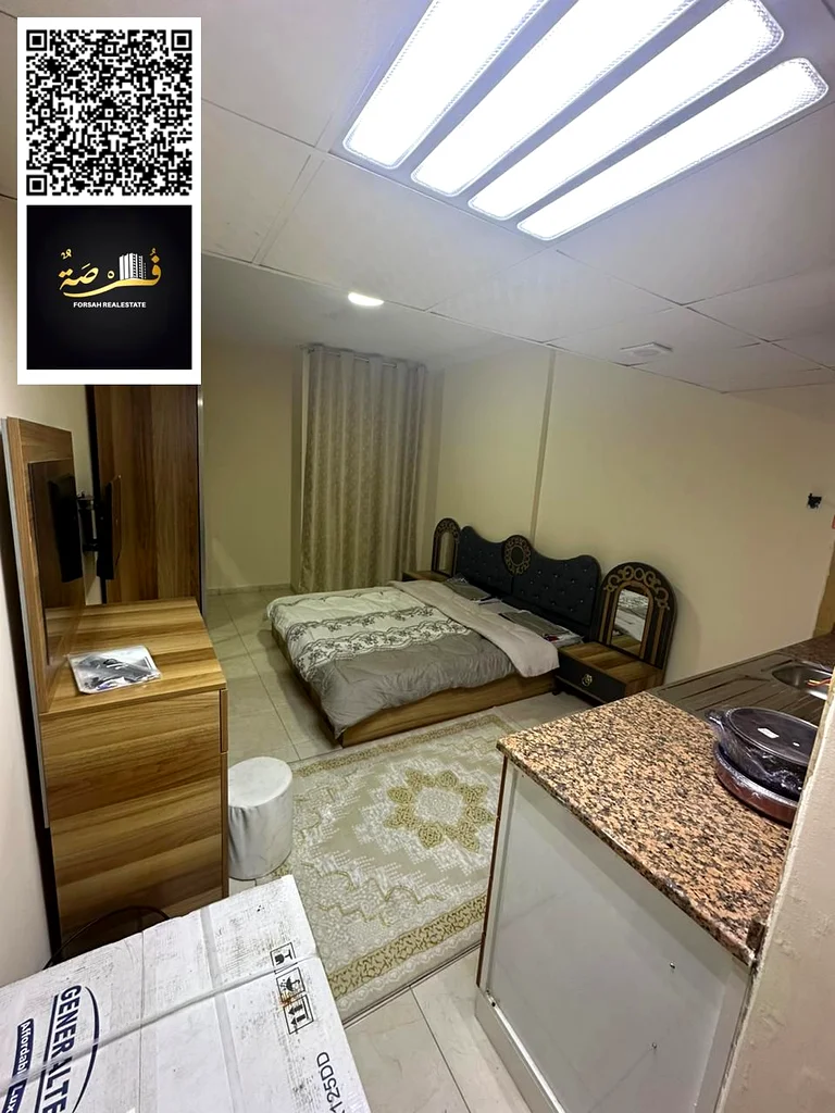 شقة للايجار الشهري في عجمان، الروضة 2، شارع الشيخ عمار. السعر: 2,500 درهم، يشمل جميع الفواتير والانترنت. شرفة ومطبخ جانبي.63722723677826111