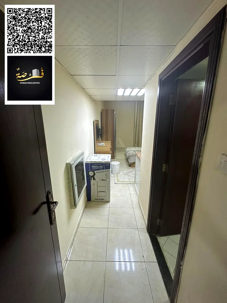شقة للايجار الشهري في عجمان، الروضة 2، شارع الشيخ عمار. السعر: 2,500 درهم، يشمل جميع الفواتير والانترنت. شرفة ومطبخ جانبي.63722723677826110