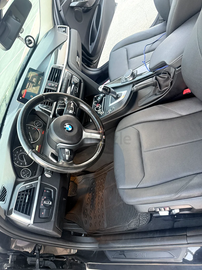 BMW 320i xDrive63700381168770112