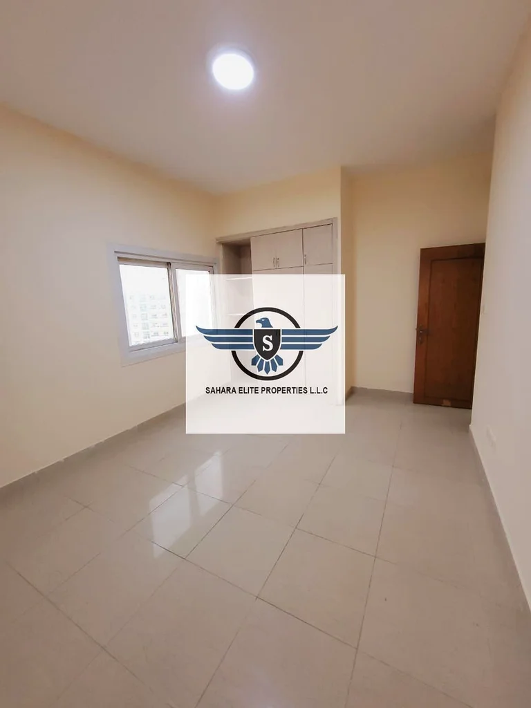شقة واسعة مكونة من غرفتي نوم مع خزانة ملابس بالقرب من حديقة النهدة، متوفرة في النهدة الشارقة63706863714306114