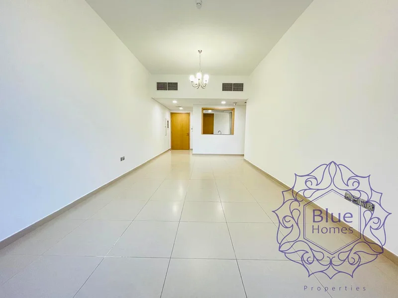 شقة واسعة مكونة من 3 غرف نوم مع غرفة خادمة بسعر 131 ألف في مبنى عائلي63743604801538111