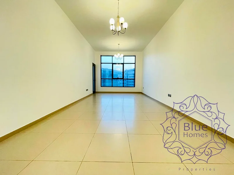 شقة واسعة مكونة من 3 غرف نوم مع غرفة خادمة بسعر 131 ألف في مبنى عائلي63743604801538110