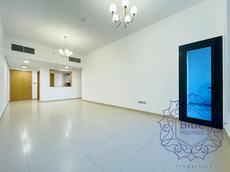 شقة واسعة مكونة من 3 غرف نوم مع غرفة خادمة بسعر 131 ألف في مبنى عائلي63743604801538113
