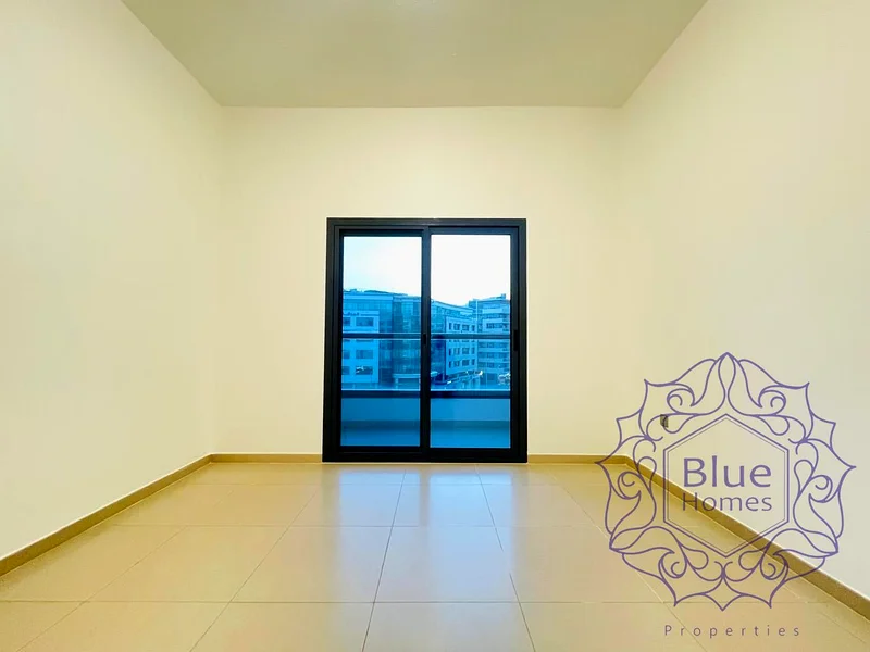 شقة واسعة مكونة من 3 غرف نوم مع غرفة خادمة بسعر 131 ألف في مبنى عائلي63743604801538114