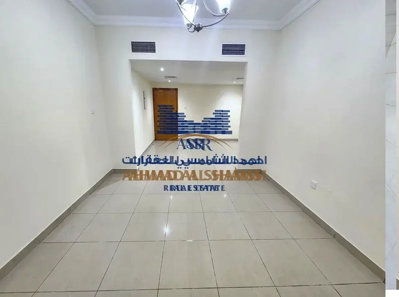شقة واسعة مكونة من غرفتي نوم للإيجار | موقع متميز في الشارقة63707514409473112