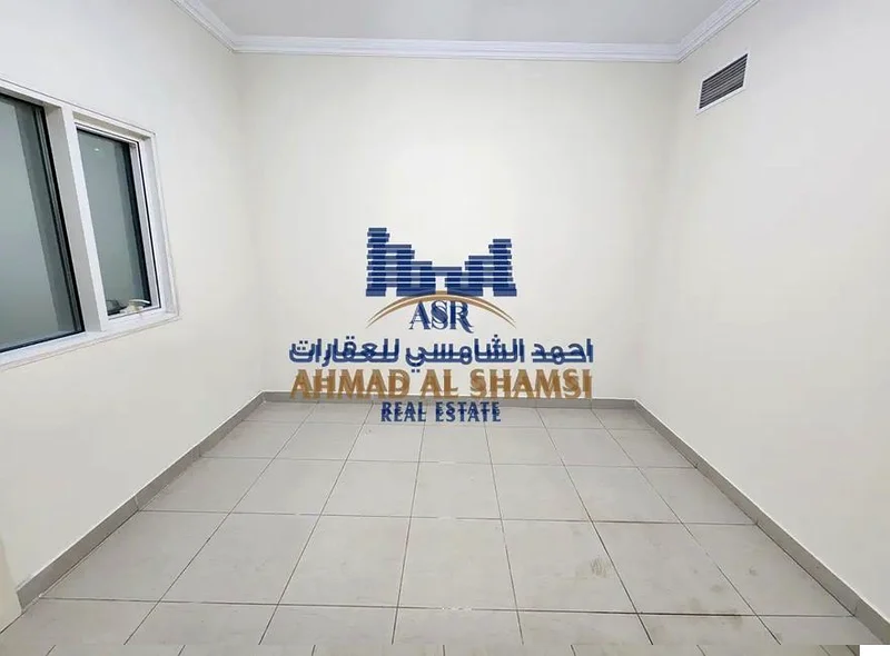 شقة واسعة مكونة من غرفتي نوم للإيجار | موقع متميز في الشارقة63707514409473114