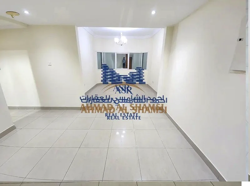 شقة واسعة مكونة من غرفتي نوم للإيجار | موقع متميز في الشارقة63707514409473111