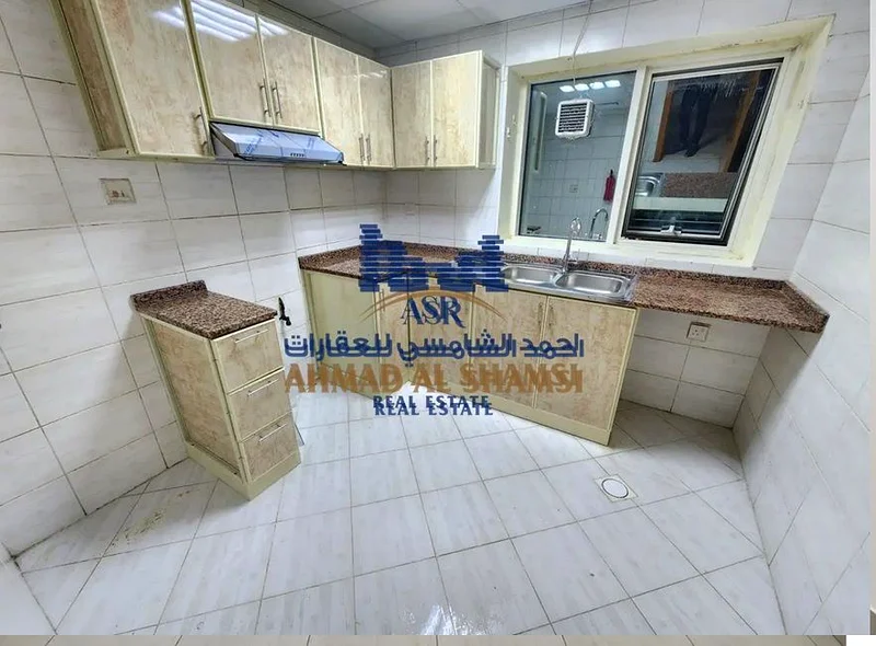 شقة واسعة مكونة من غرفتي نوم للإيجار | موقع متميز في الشارقة63707514409473113
