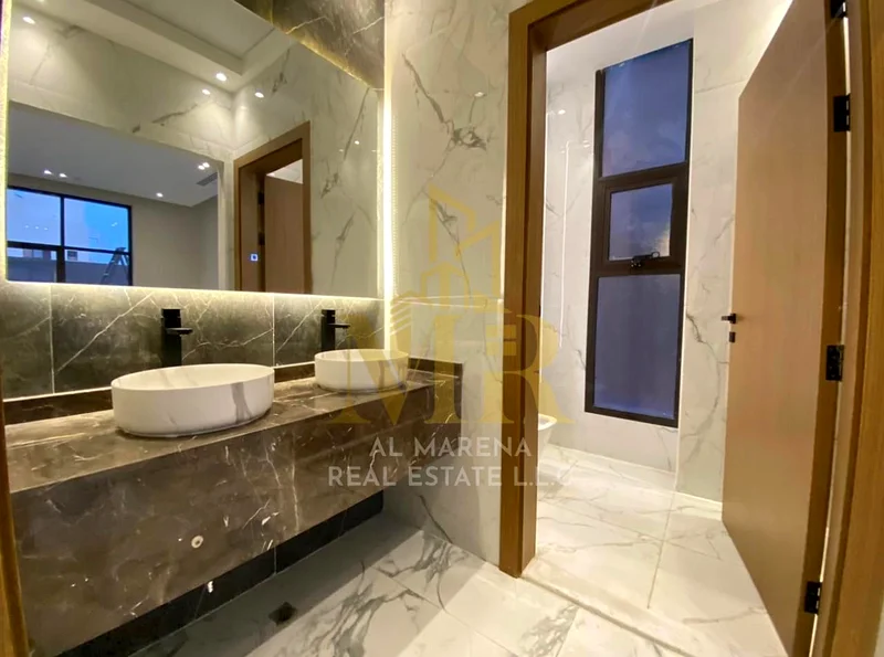 🏡 للبيع: فيلا فاخرة في الباهية – عجمان | طابقين + سطح كبير | 6 غرف نوم رئيسية | مجلس + غرفة معيشة مع أحواض غسيل | مطبخ حديث |63883480372993113