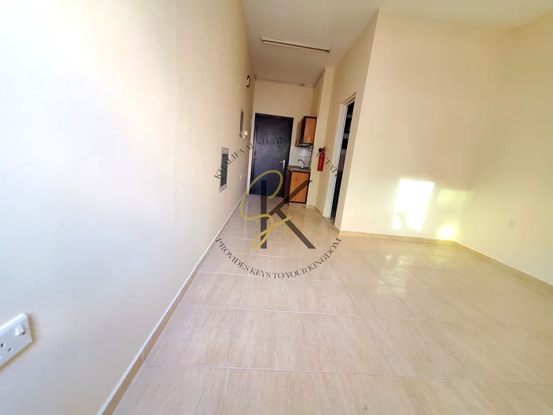 جاهز للانتقال ستوديو || مع مطبخ منفصل || خروج سهل إلى دبي ||63702900625025110