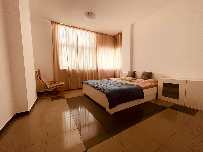 غرفة مفروشة بالكامل متاحة للأزواج أو السيدات أو العزاب التنفيذيين.63796259985409110