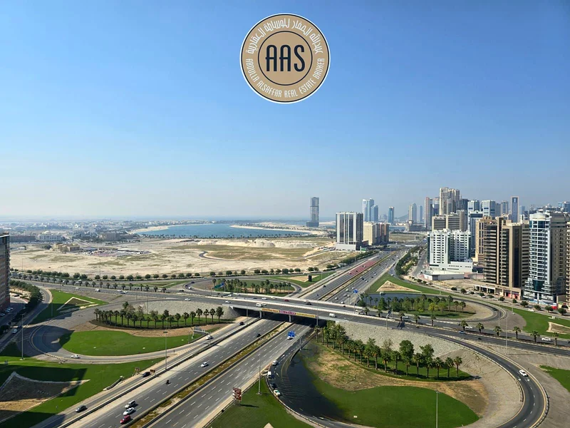 وصول سهل إلى مترو و إطلالة على البحر وتصميم عصري وفخم وشقة كبيرة مكونة من غرفتين نوم مع جميع وسائل الراحة63755314665474110