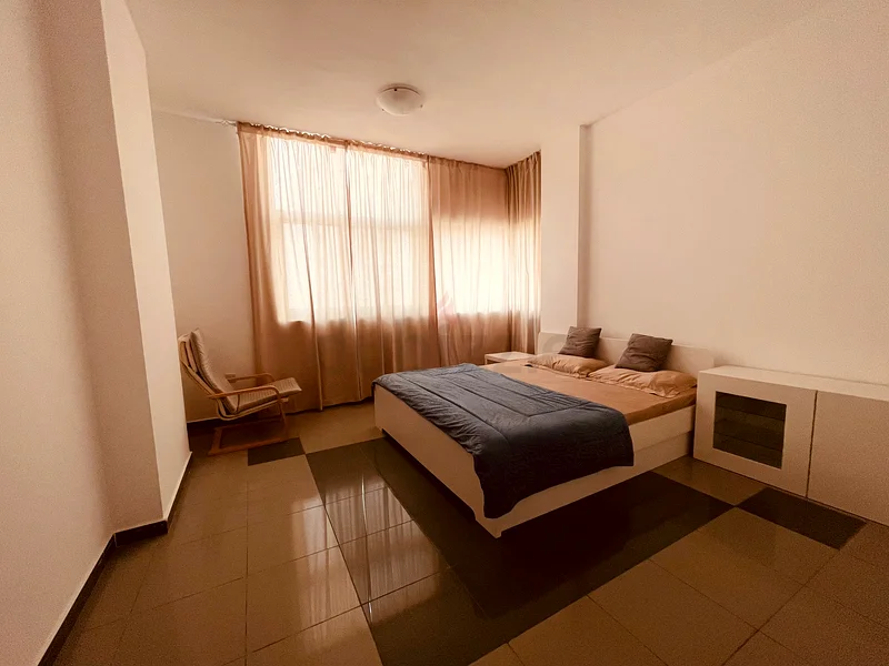 غرفة مفروشة بالكامل متاحة للأزواج أو السيدات أو العزاب التنفيذيين.63796259985409113