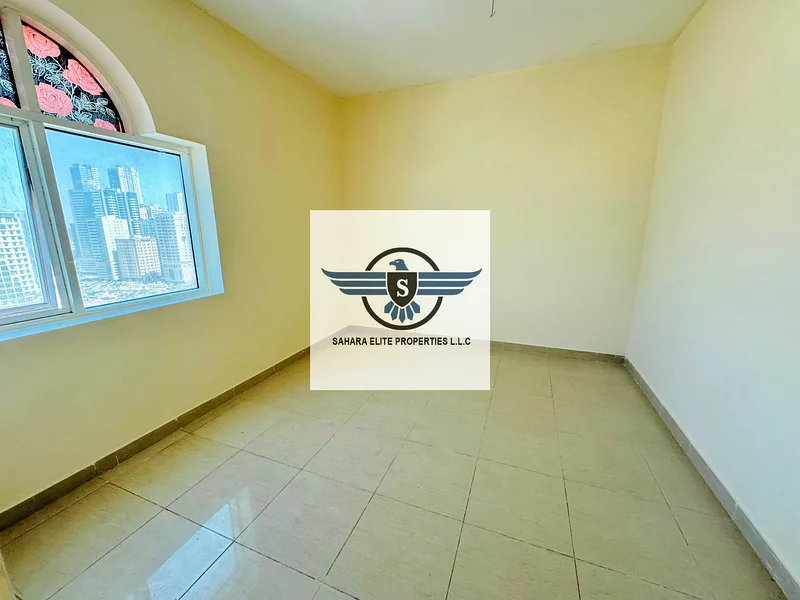 شقة كبيرة مكونة من غرفتي نوم مع خزانة ملابس ومنظر مفتوح وصالة منفصلة بالقرب من حديقة آل نهدة، متوفرة في آل نهدة الشارقة63706863722371112