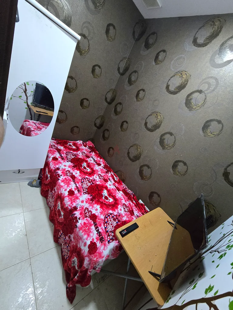 غرفة بمساحة جزء واحد63796043826306112