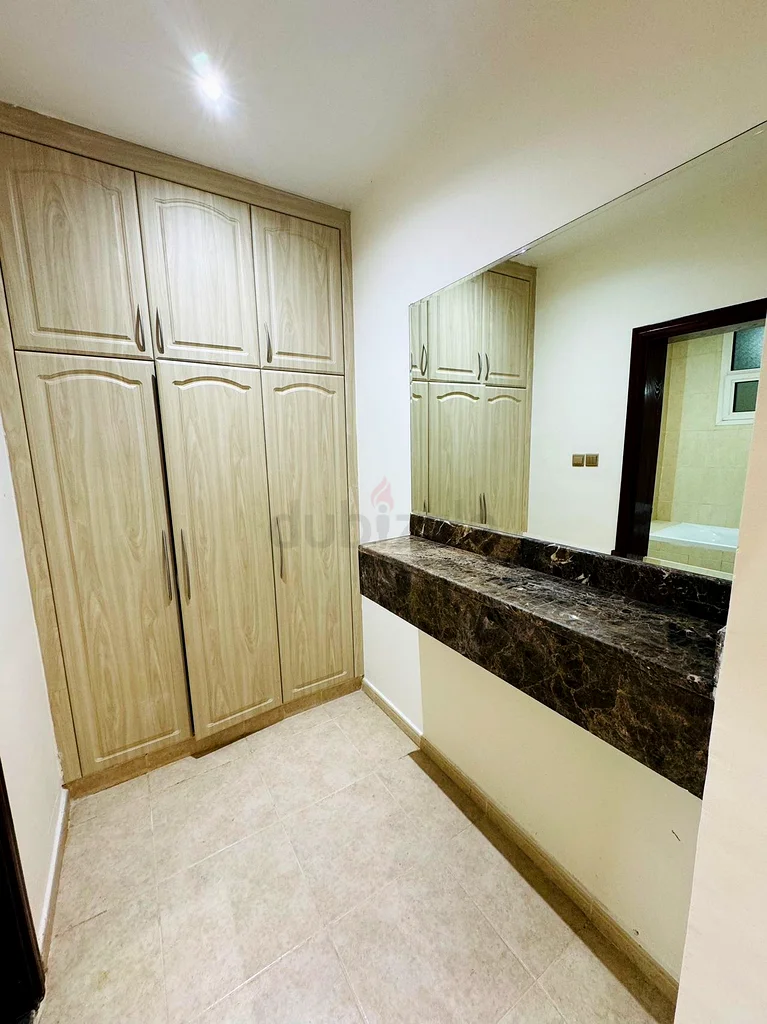 سرير نسائي تنفيذي بالقرب من محطة مترو سنتر بوينت63796471896066114
