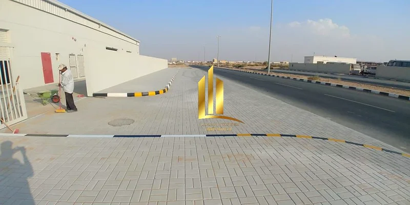 مستودعات للبيع جاهزة للانتقال الفوري أو كاستثمار بدخل 10٪ في المنطقة الصناعية. ملكية تامة للعرب و99 سنة للأجانب63818610237443112