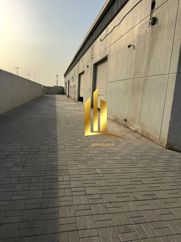 مستودعات للبيع جاهزة للانتقال الفوري أو كاستثمار بدخل 10٪ في المنطقة الصناعية. ملكية تامة للعرب و99 سنة للأجانب63818610237443111