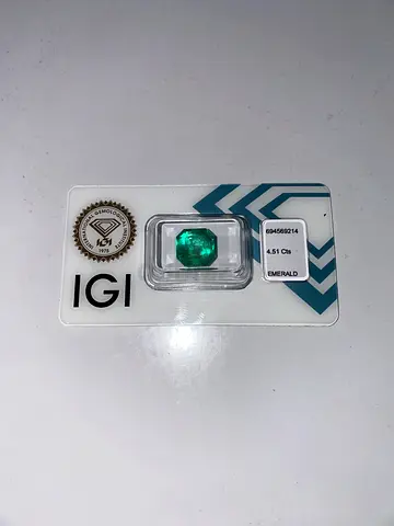Stunning IGI Certified 4.51 Carat vivid green , transparent Colombian Emerald with minor enhancement
