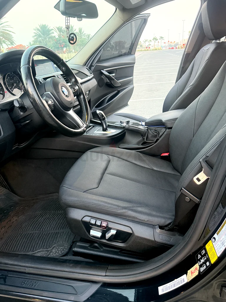 BMW 320i xDrive63700381168770113