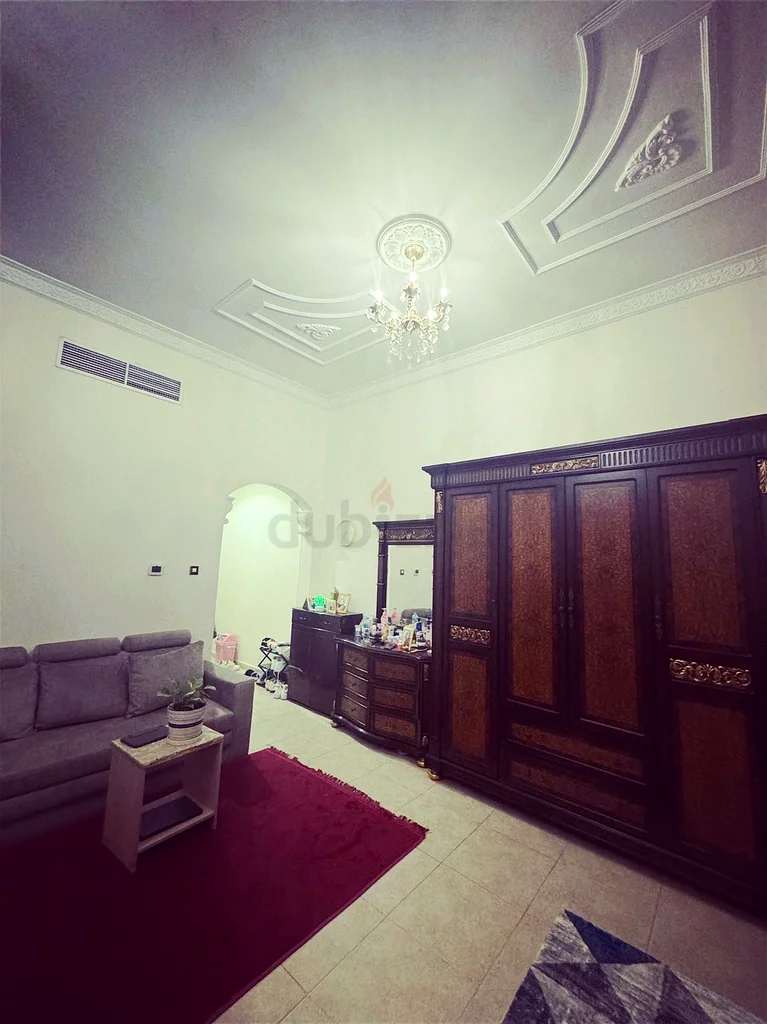 سرير نسائي تنفيذي بالقرب من محطة مترو سنتر بوينت63796471896066111
