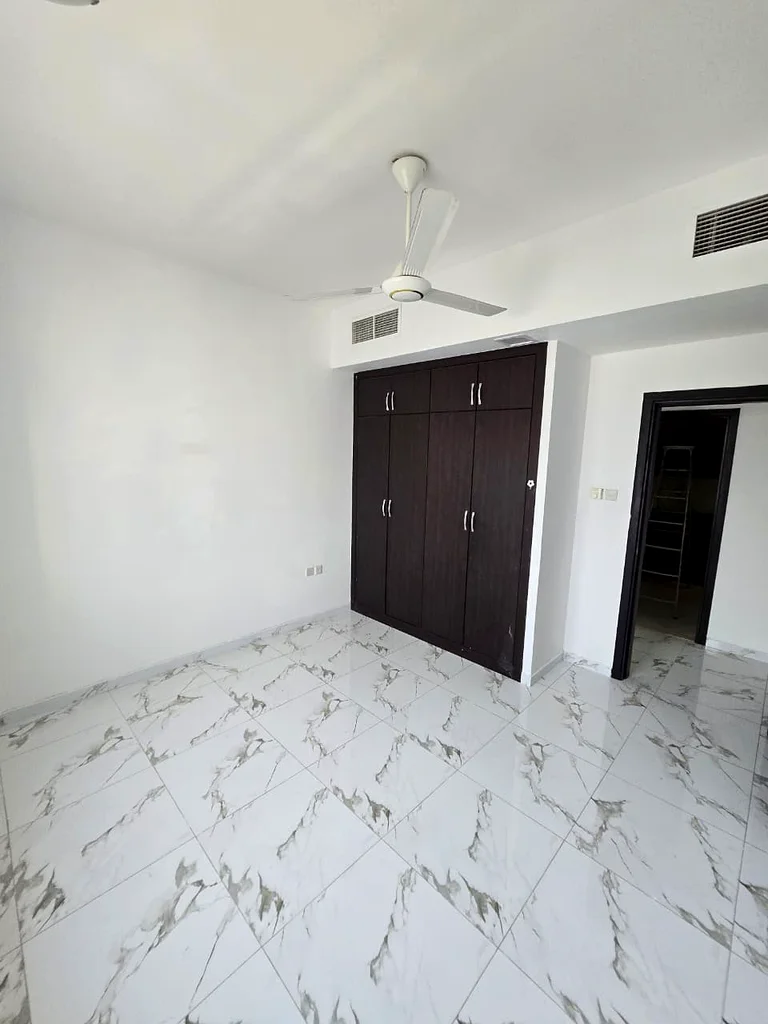 شقة 2BHK للإيجار في عجمان | الرشيديه 2 للإيجار السنوي في عجمان – الرشيديه 2 شقة واسعة بغرفتي نوم مع غرفة معيشة، حمامين، وخزائن مدمجة. تخطيط مثالي للعائلات التي تبحث عن الراحة والراحة.63720879541122112