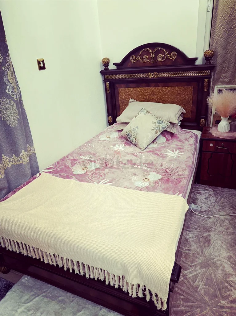 سرير نسائي تنفيذي بالقرب من محطة مترو سنتر بوينت63796471896066112