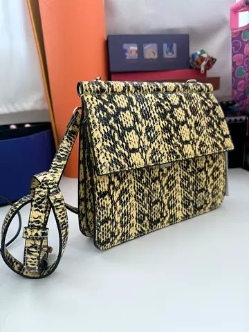 Stylish Snakeskin Print Handbag for Trendsetters