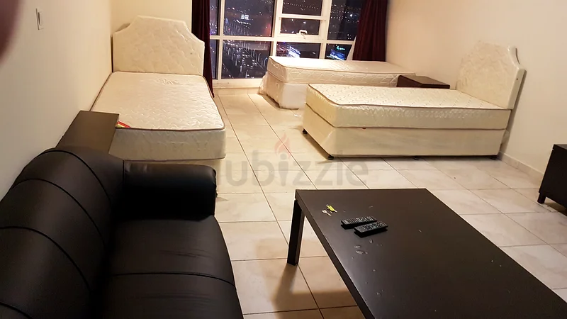 غرفة الماستر الكبيرة بجوار محطة مترو الخليج التجاري.63795945936259114