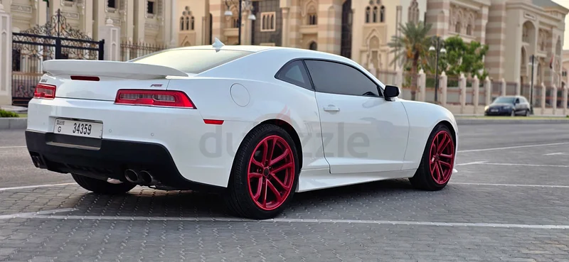 Beautiful Chevrolet Camaro RS- (2015), White/Red Combo, Attractive looks, Excellent Condition63699032197377114