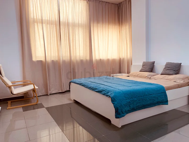 غرفة مفروشة بالكامل متاحة للأزواج أو السيدات أو العزاب التنفيذيين.63796259985409112