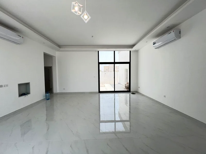 فيلا جديدة بالكامل | 4 غرف نوم | حديقة63743130609410113