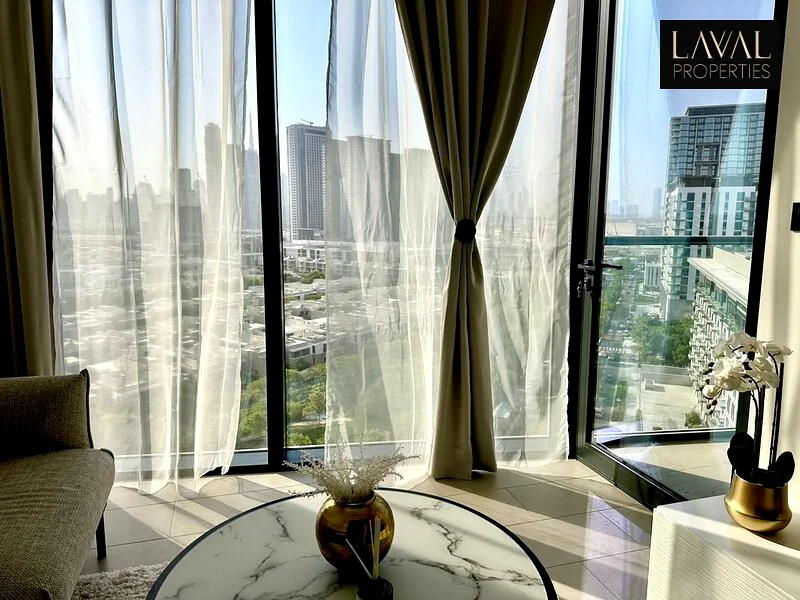 أناقة حضرية | إطلالة برج | مفروشة بالكامل63756191321857113