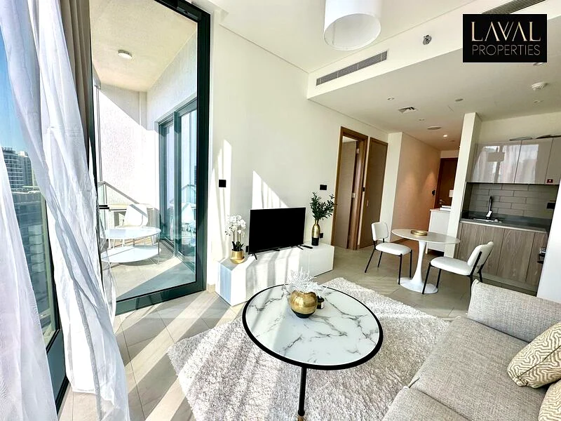 أناقة حضرية | إطلالة برج | مفروشة بالكامل63756191321857111