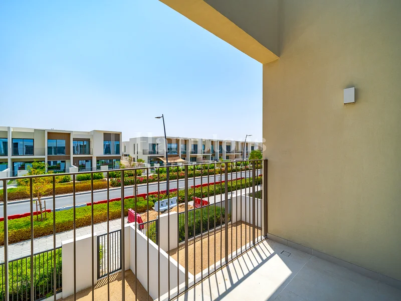 Straight Line Kitchen | Single Row | Near The Gate63807792580865112