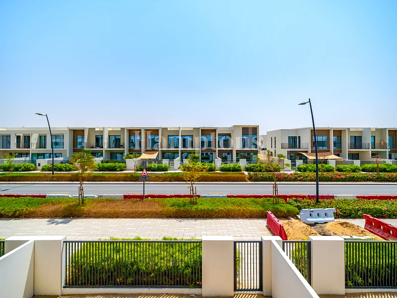 Straight Line Kitchen | Single Row | Near The Gate63807792580865110